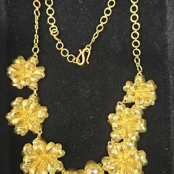 Radiant 22k Yellow Gold Flower Necklace - Picture 3 of 11